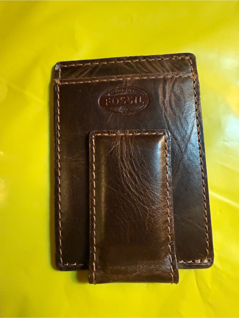 Fossil Men's Derrick RFID-Blocking
Magnetic Card Case wallet dark brown leather